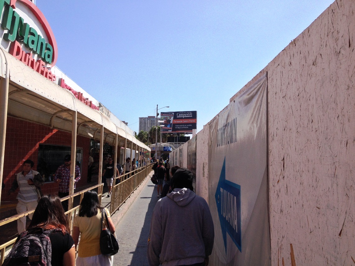 19 - Tijuana - 2013 09 - 127 - Walk from border